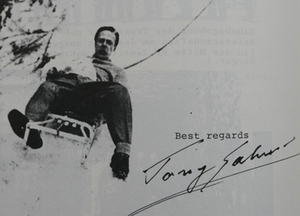 Salvvesen, Tony  in Aktion 1955 mit Stange Autogramm